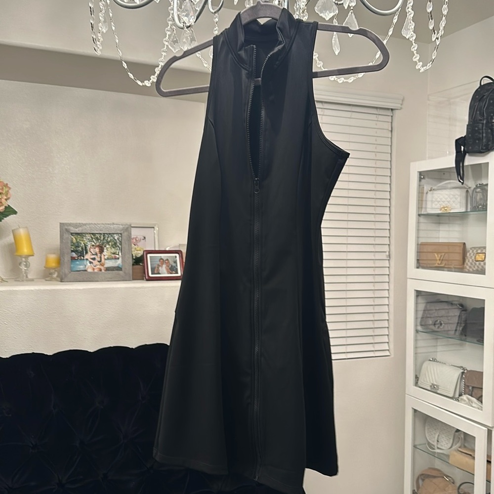 Black small zip tennis dress